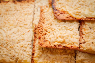 Fırından yeni çıkmış kum kek parçaları yalan birbirinin içine kesmek