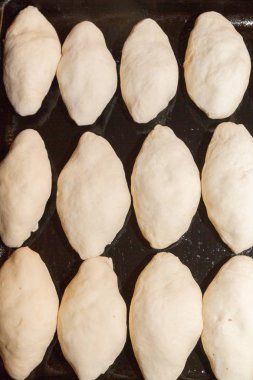 Taze fırın tepsisine pişirmeden önce yalan turta yaptı