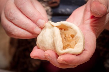 Yaşlı bir kadın evinde lahana ile pasta pişirme