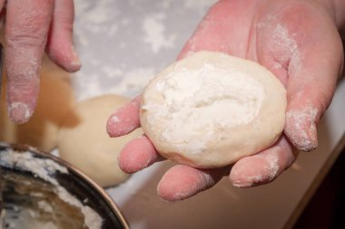 Süzme peynir ve kuru üzüm ile yuvarlak cheesecakes hazırlanması