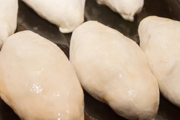 Pai yang baru dibuat berbaring di atas seprei roti sebelum dimasak — Stok Foto