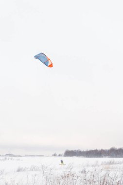 Bir grup insan tarafından alanındaki kışın kayak kiteboarding