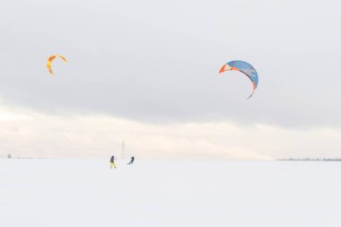 Bir grup insan tarafından alanındaki kışın kayak kiteboarding