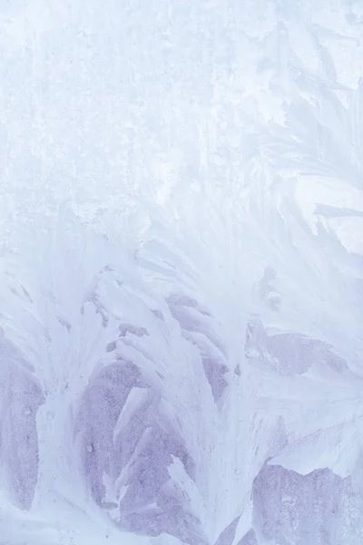 Морозні візерунки на замороженій льодовій коробці рано вранці — стокове фото