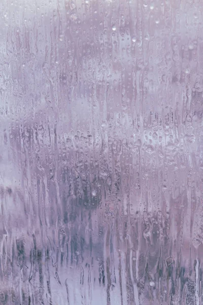 Finestra congelata in inverno con gocce e gocce — Foto Stock