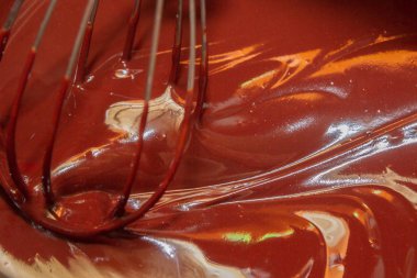 Ayrıntılı karıştırma sıvısı tatlı yemek pişirmek için çikolata