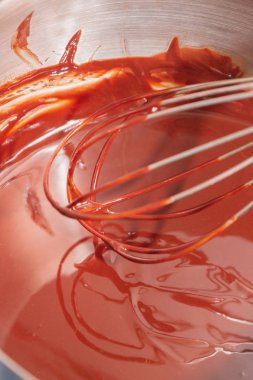 Ayrıntılı karıştırma sıvısı tatlı yemek pişirmek için çikolata