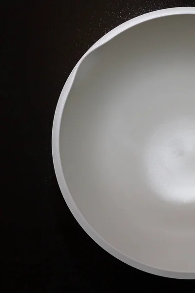 En skål för att knåda degen med en vit botten är på bordet — Stockfoto