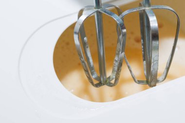 Şeker tatlı çırpılmış yumurta ile karışık