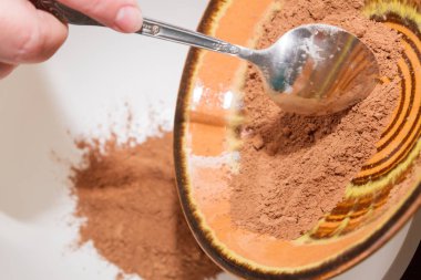 Kuru toz kakao bir karıştırma kabı dökülür