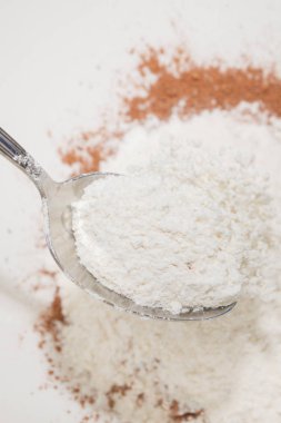 Un bir karıştırma kase kuru kakao tozu ile karışık