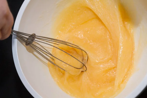 Сахар смешивают с взбитым яйцом на десерт — стоковое фото
