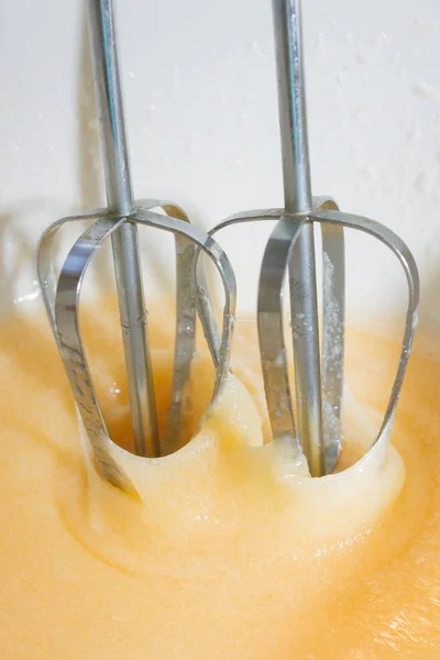 Сахар смешивают с взбитым яйцом на десерт — стоковое фото