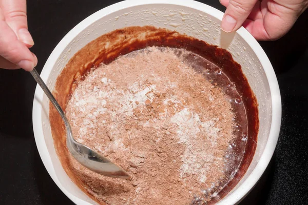 Hazırlanan hamur tatlı çikolata kek pişirme önce için