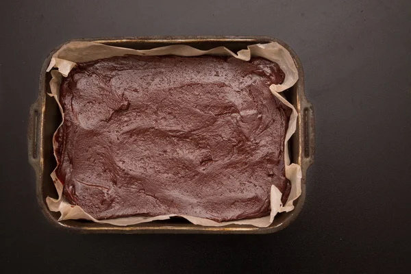 Beredd deg för dessert choklad brownie innan bakning — Stockfoto