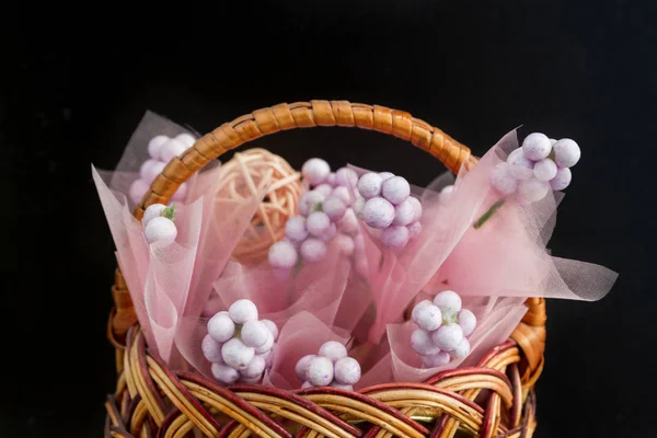 Cesta Paja Primavera Con Decoraciones Rosadas Redondeles Sobre Fondo Negro —  Fotos de Stock