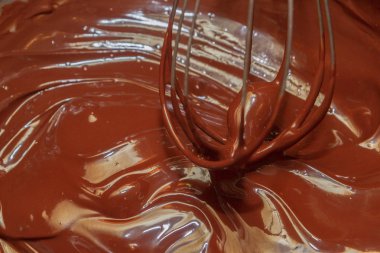 Bitter çikolata tatlı bir kasede ısıtılır