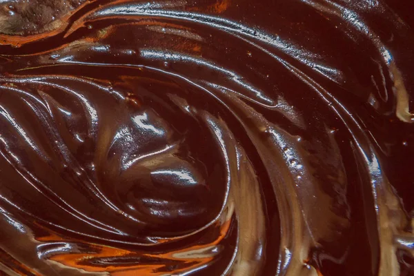 Campur coklat hitam cair yang disiapkan untuk pencuci mulut — Stok Foto