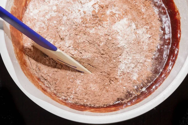 Preparado masa para postre brownie de chocolate antes de hornear — Foto de Stock