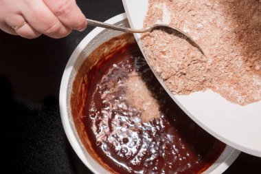 Hazırlanan hamur tatlı çikolata kek pişirme önce için