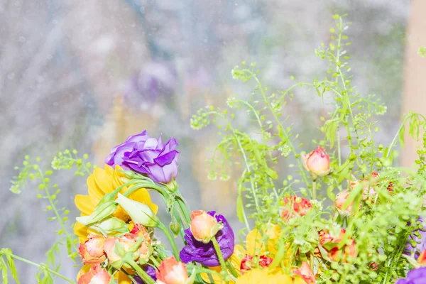 Un bel vaso di fiori primaverili si erge su una finestra in una neve — Foto Stock