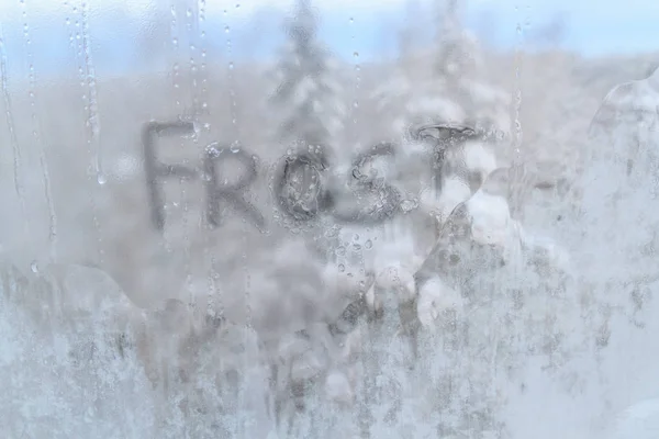 Gelo de inscrição no frio congelado da janela de inverno — Fotografia de Stock