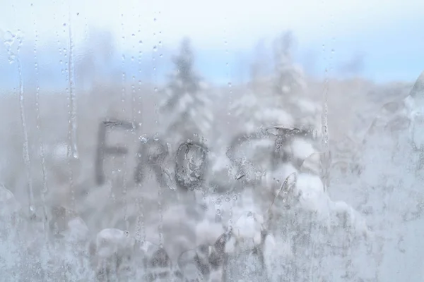 Gelo de inscrição no frio congelado da janela de inverno — Fotografia de Stock