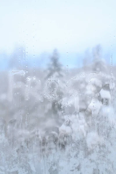 Надпись мороз на морозе зимнего окна — стоковое фото