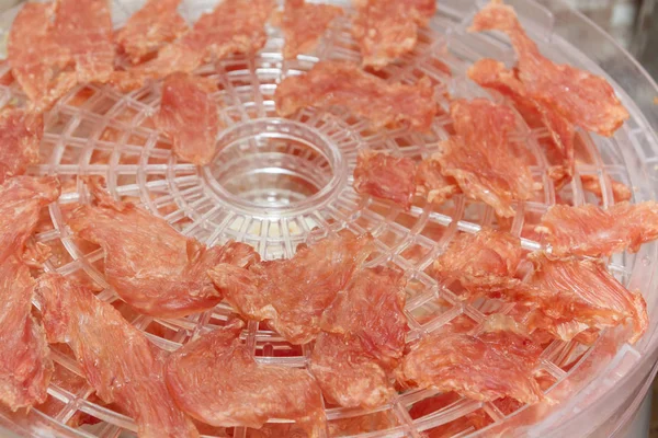 La carne di tacchino essiccata viene cotta su un essiccatore elettrico per verdure — Foto Stock