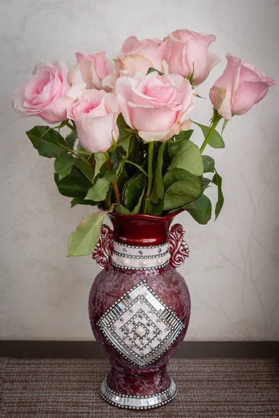 Un bellissimo mazzo di rose rosa fresche in un vaso costoso — Foto Stock