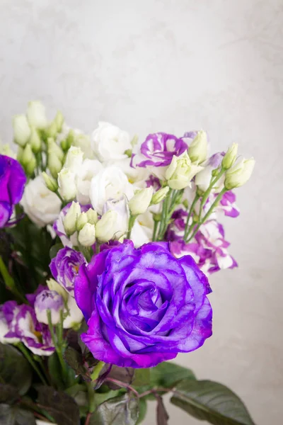Krásná kytice čerstvých růžových růží v nákladnou vázu — Stock fotografie