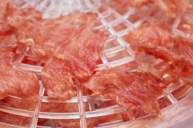 Kurutulmuş hindi eti sebze için elektrikli kurutma makinesi üzerine pişirilir 