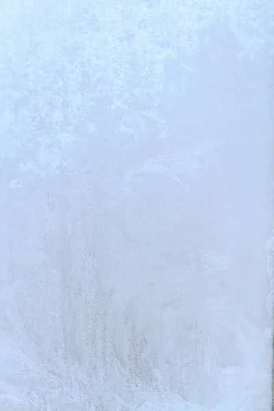 Ледяные узоры на морозильной коробке ранним утром — стоковое фото
