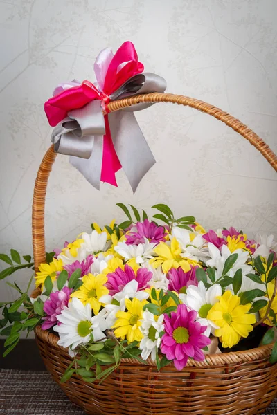 Hermosas flores de crisantemo de colores en una canasta de mimbre —  Fotos de Stock