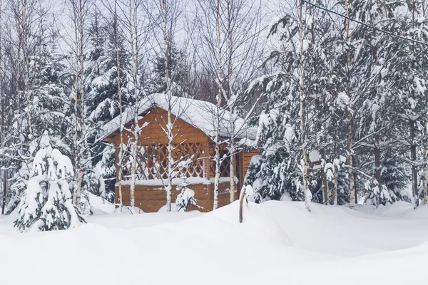 Trä lusthus på ett privat hus i vintern nära skogen — Stockfoto