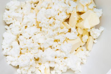 Bir karıştırma kabında malzemeler tereyağı ve süzme peynir f vardır