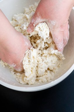 Süzme peynir hazırlanması için hamur bir kase karıştırma 