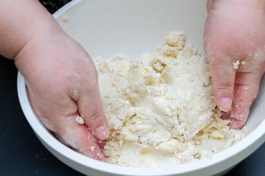 Süzme peynir hazırlanması için hamur bir kase karıştırma 