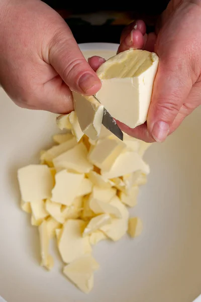 Kousky másla jsou v nádobě pro míchání při přípravě — Stock fotografie