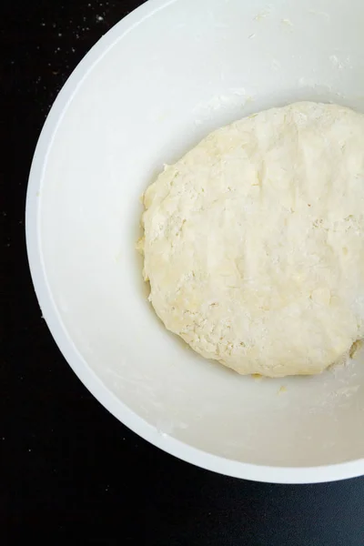 Masa mixta cruda se encuentra en un tazón de mezcla —  Fotos de Stock