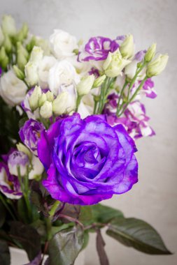 Pahalı bir vazo taze pembe gül güzel bir buket