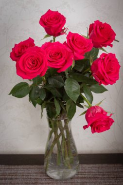 Pahalı bir vazo taze pembe gül güzel bir buket