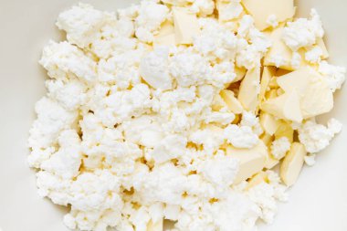 Bir karıştırma kabında malzemeler tereyağı ve süzme peynir f vardır