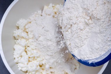 Bisküvi için malzemeler tereyağı ve süzme peynir ile bir kapta