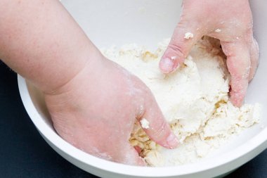 Süzme peynir hazırlanması için hamur bir kase karıştırma 