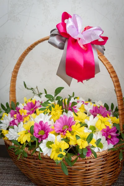 Hermosas flores de crisantemo de colores en una canasta de mimbre —  Fotos de Stock