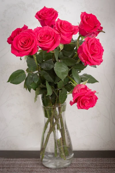 Un hermoso ramo de rosas rosadas frescas en un jarrón caro — Foto de Stock