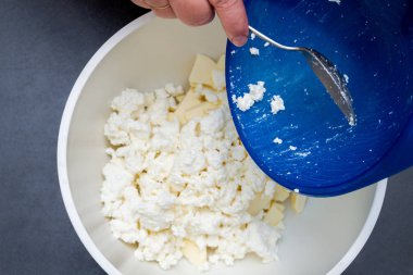 C yapmak için bir kase tereyağı parçaları na süzme peynir ekleme