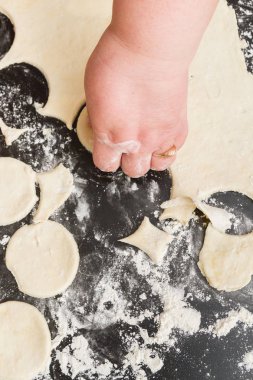 Bir kadın şef tarafından evde süzme peynir çerezleri pişirme