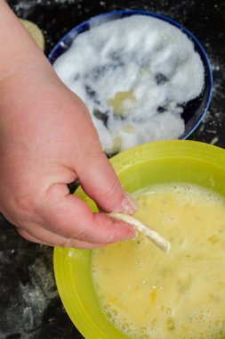 Bir kadın şef tarafından evde süzme peynir çerezleri pişirme